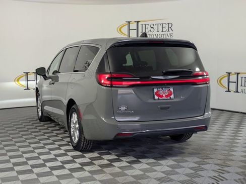 Used 2023 Chrysler Pacifica Touring-L image 2