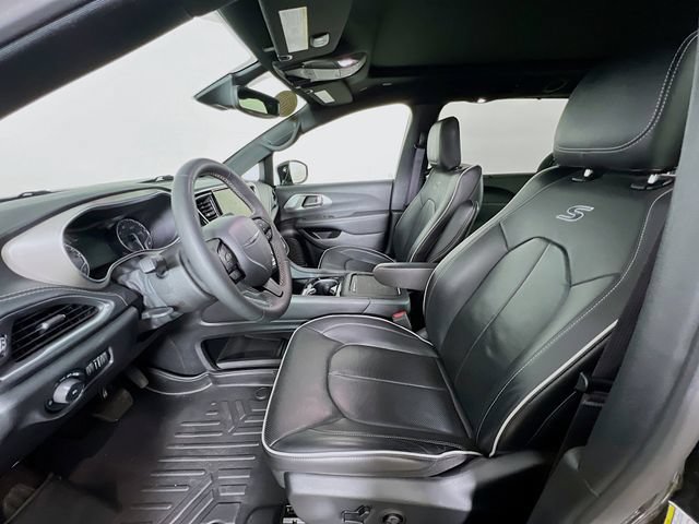 Used 2024 Chrysler Pacifica Limited w/ S Appearance Package FWD image 10