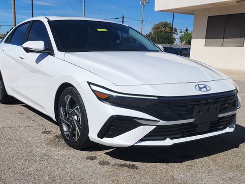 Used 2024 Hyundai Elantra Limited FWD image 3