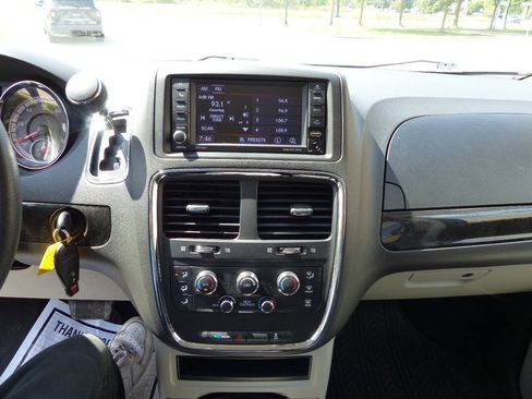 Used 2019 Dodge Grand Caravan SE FWD image 28