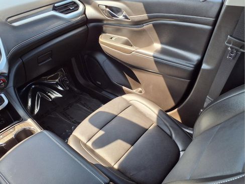 Used 2023 GMC Acadia SLT w/ Technology Package AWD/4WD image 16