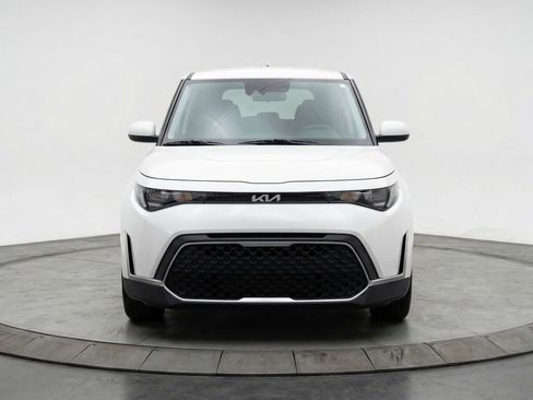 Used 2025 Kia Soul LX w/ LX Technology Package image 2