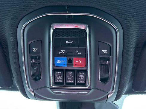 Used 2025 Jeep Grand Cherokee Limited w/ Luxury Tech Group II image 33