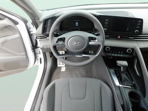 Certified 2025 Hyundai Elantra Sport FWD image 5