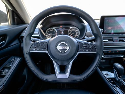 Used 2024 Nissan Altima 2.5 SV image 13