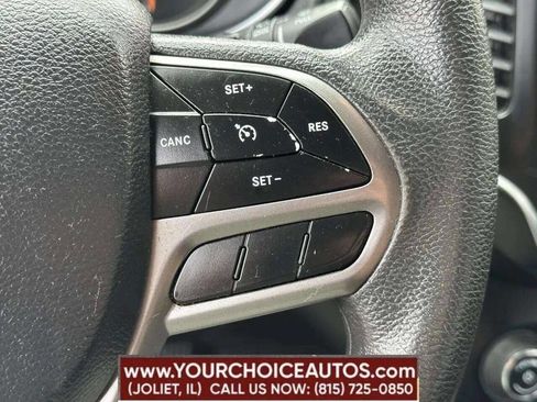 Used 2019 Jeep Cherokee Latitude w/ Popular Appearance Group image 9