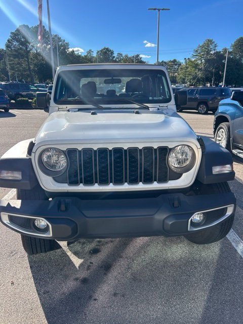 Used 2025 Jeep Gladiator Sport AWD/4WD image 1