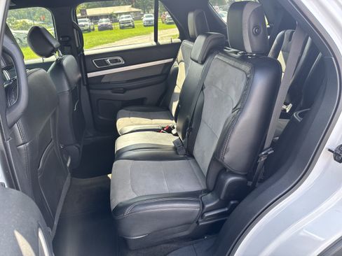 Used 2017 Ford Explorer XLT w/ Equipment Group 202A FWD image 21