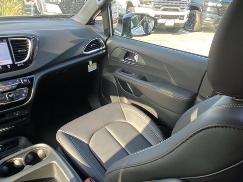 New 2026 Chrysler Voyager LX image 36