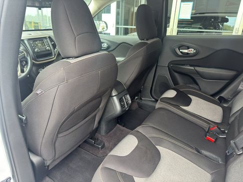 Used 2016 Jeep Cherokee Sport AWD/4WD image 7
