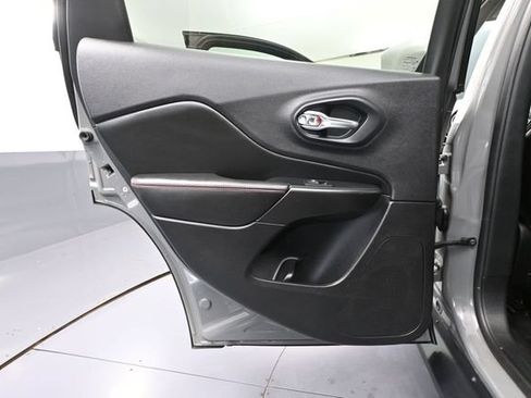 Used 2019 Jeep Cherokee Trailhawk w/ Comfort/Convenience Group AWD/4WD image 32