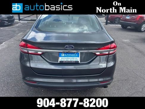 Used 2018 Ford Fusion SE w/ Fusion SE Technology Package FWD image 5