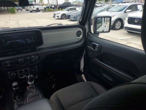 Used 2024 Jeep Wrangler Unlimited Sahara AWD/4WD image 23