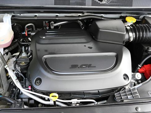 Used 2026 Chrysler Pacifica Limited FWD image 10