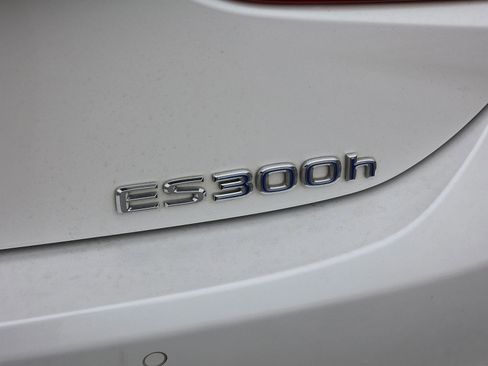 Used 2022 Lexus ES 300h w/ Premium Package image 10