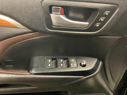Used 2018 Toyota Highlander Limited AWD/4WD image 16