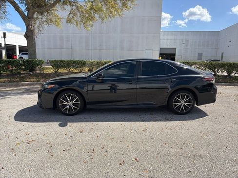 Used 2023 Toyota Camry SE image 2