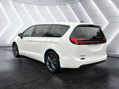 New 2026 Chrysler Pacifica Select image 4