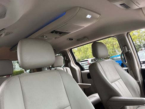 Used 2013 Chrysler Town & Country Touring image 25