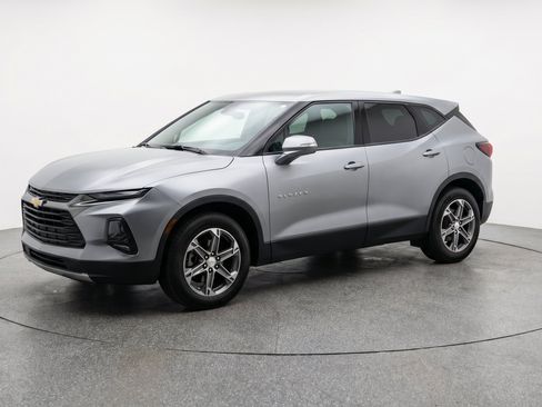Used 2025 Chevrolet Blazer LT FWD image 3