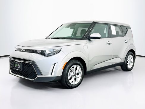 Used 2025 Kia Soul LX w/ LX Technology Package FWD image 3
