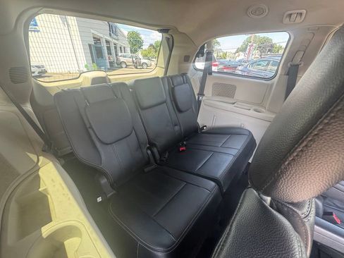 Used 2014 Chrysler Town & Country Touring FWD image 22