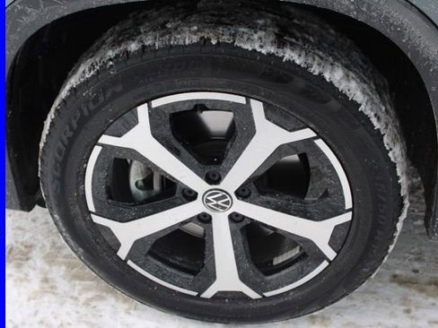 Used 2025 Volkswagen Tiguan SE image 12
