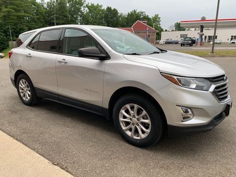 Used 2019 Chevrolet Equinox LS w/ LS Convenience Package AWD/4WD image 3