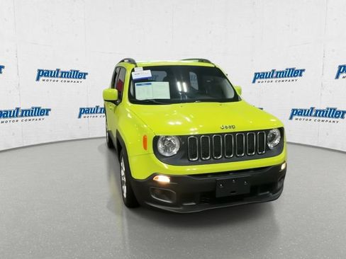 Used 2017 Jeep Renegade Latitude w/ Cold Weather Group FWD image 3