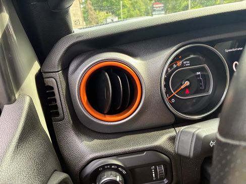 Used 2023 Jeep Gladiator Mojave AWD/4WD image 39
