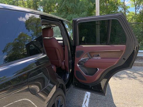 Certified 2024 Land Rover Range Rover SE image 19