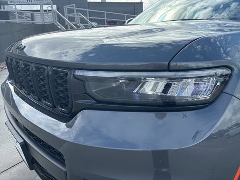 Used 2023 Jeep Grand Cherokee L Altitude AWD/4WD image 11