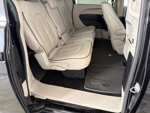 Used 2017 Chrysler Pacifica Limited w/ UConnect Theater Package FWD image 16