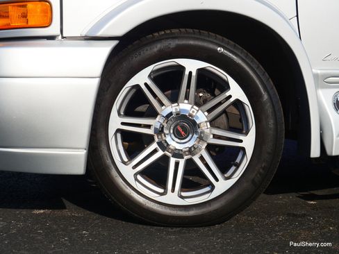 Used 2018 GMC Savana 2500 w/ Enhanced Convenience Package image 19