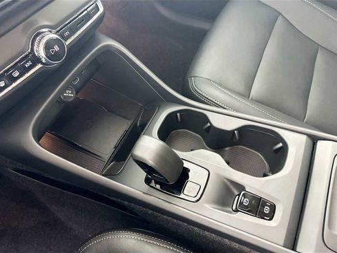 Used 2025 Volvo XC40 B5 Core w/ Climate Package image 15