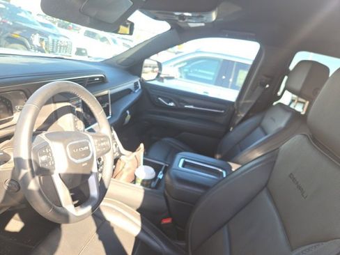 Used 2024 GMC Yukon Denali image 6