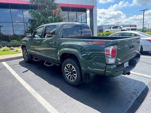 Used 2022 Toyota Tacoma TRD Sport w/ TRD Premium Sport Package AWD/4WD image 5