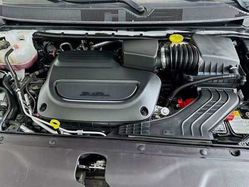 Used 2024 Chrysler Pacifica Touring-L image 29