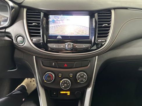 Used 2022 Chevrolet Trax LT w/ LT Convenience Package AWD/4WD image 22