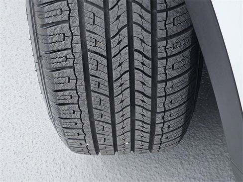 Used 2020 Jaguar E-PACE image 11