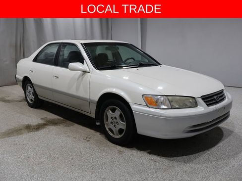 Used 2001 Toyota Camry LE image 1