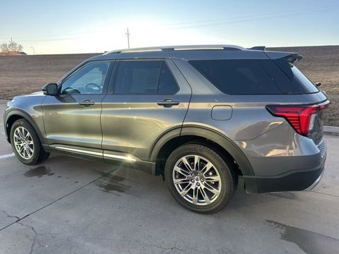 Used 2025 Ford Explorer Platinum image 6