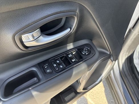 Used 2023 Jeep Renegade Limited image 14