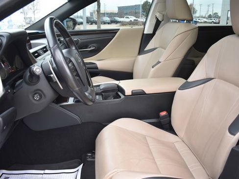 Used 2019 Lexus ES 300h w/ Luxury Package image 15
