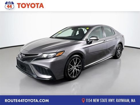 Used 2022 Toyota Camry SE FWD image 1