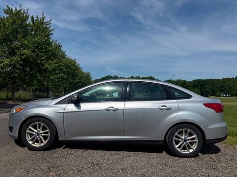Used 2016 Ford Focus SE w/ SE Power Seat Package FWD image 2