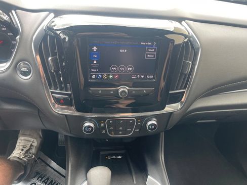 Used 2023 Chevrolet Traverse LT FWD image 16