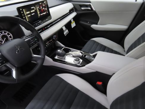 New 2025 Mitsubishi Outlander SE image 20