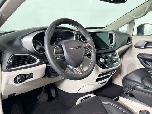 Used 2023 Chrysler Pacifica Touring-L FWD image 3