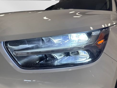 Used 2019 Volvo XC40 T5 Momentum image 13